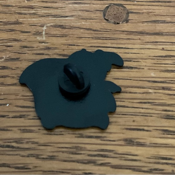 Dumbo Enamel Pin - Picture 2 of 3